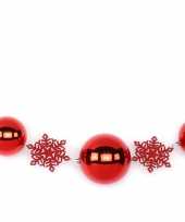 1x rode kerst raamslingers met ballen en sneeuwvlokken 116 cm kerstversiering