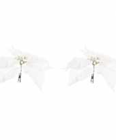 2x kerstbloemen versiering witte glitter kerstster poinsettia op clip 24 cm kerstversiering